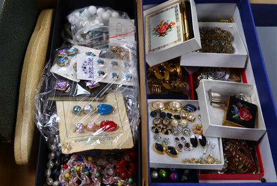 A quantity of assorted costume jewellery.